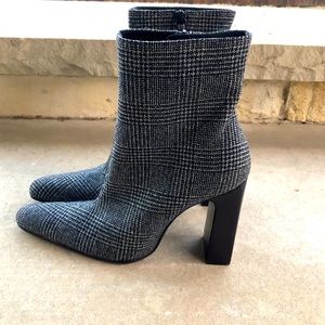 Balenciaga Pointed Toe Ankle Boots - 540405